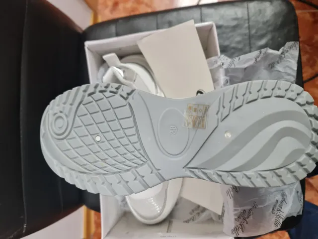 Zapatillas Fashion & Bella Blancas y Plateadas