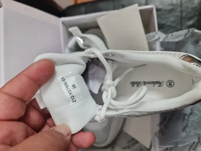 Zapatillas Fashion & Bella Blancas y Plateadas