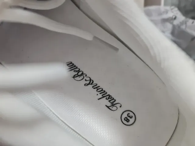 Zapatillas Fashion & Bella Blancas y Plateadas