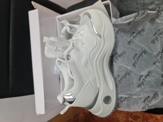 Zapatillas Fashion & Bella Blancas y Plateadas