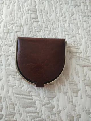 Monedero de cuero marrón