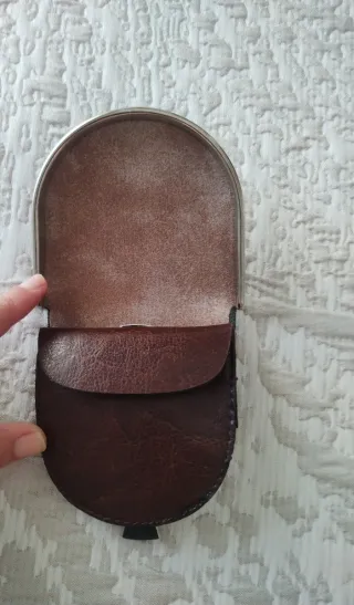 Monedero de cuero marrón