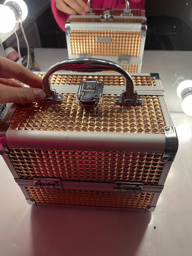 Maletín de maquillaje oro y plata