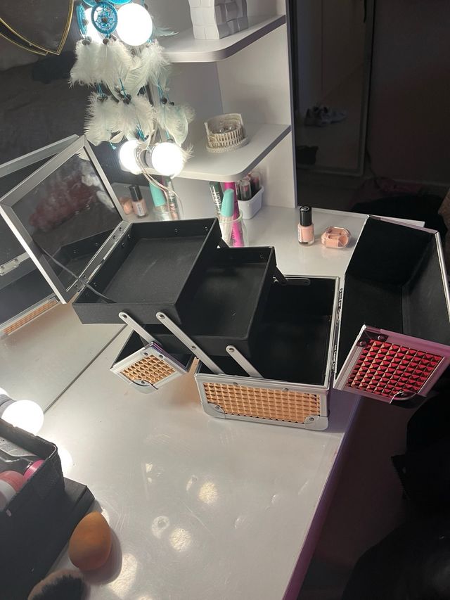 Maletín de maquillaje oro y plata