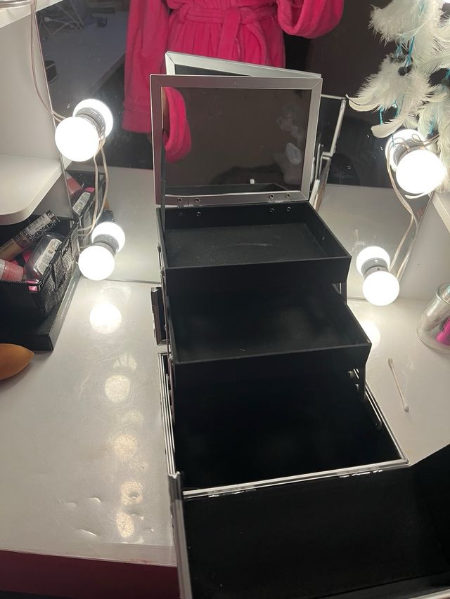 Maletín de maquillaje oro y plata