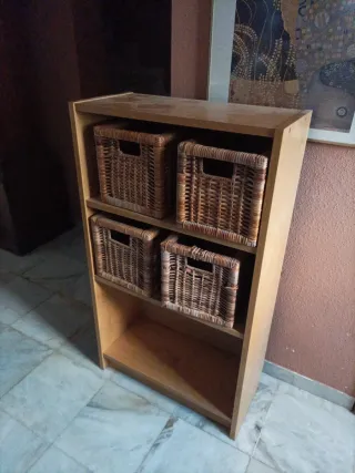 Estantería de madera con 4 cajas de mimbre