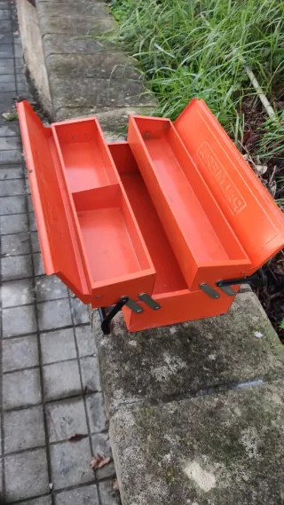 Caja de herramientas naranja de metal Palmera