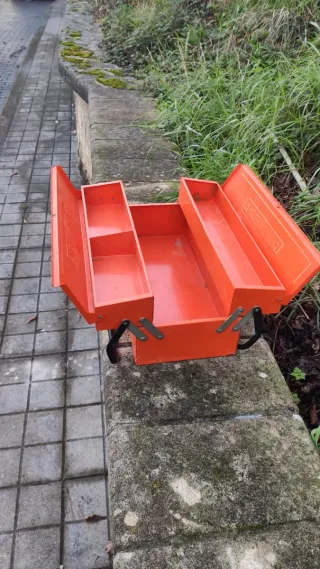 Caja de herramientas naranja de metal Palmera