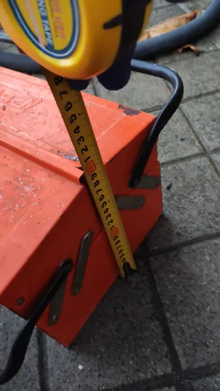 Caja de herramientas naranja de metal Palmera