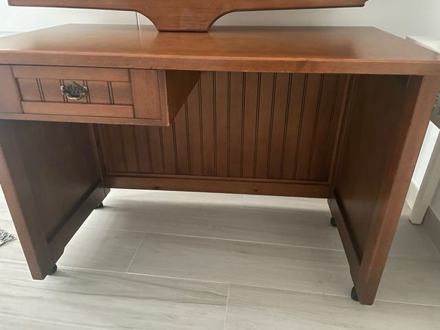 Scrivania e scaffale in legno massello