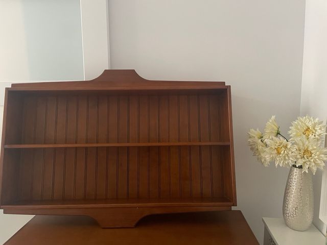 Scrivania e scaffale in legno massello