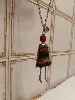 Collana con bambolina