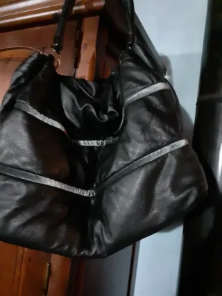 Bolso negro de piel sintética