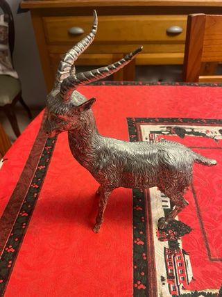 Figura de antílope plateado