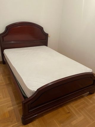 Cama de madera con colchón