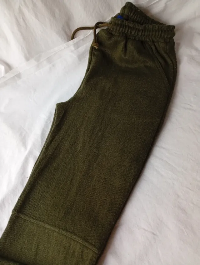 Pantalón chándal tejido punto verde oliva