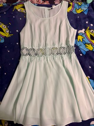 Vestido corto verde con encaje