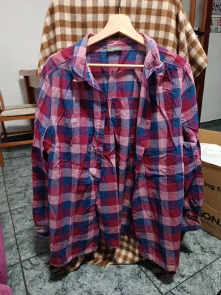 Camisa a cuadros azul y roja