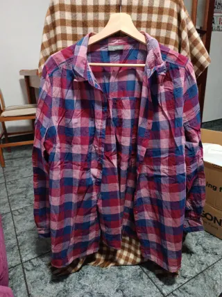 Camisa a cuadros azul y roja