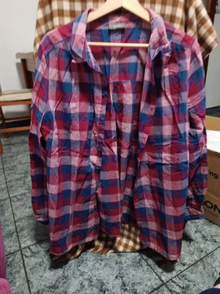 Camisa a cuadros azul y roja