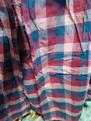 Camisa a cuadros azul y roja