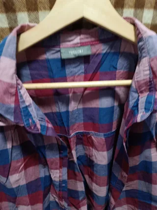 Camisa a cuadros azul y roja