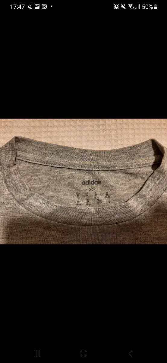 Camiseta Adidas gris cropped