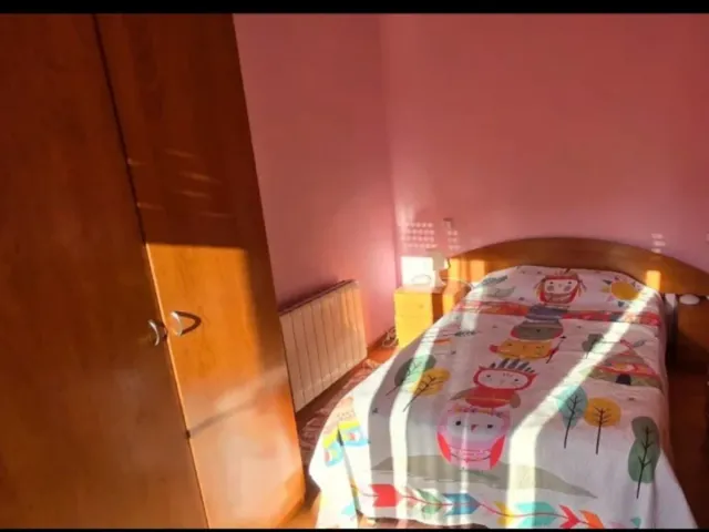 Armario grande de madera y cama