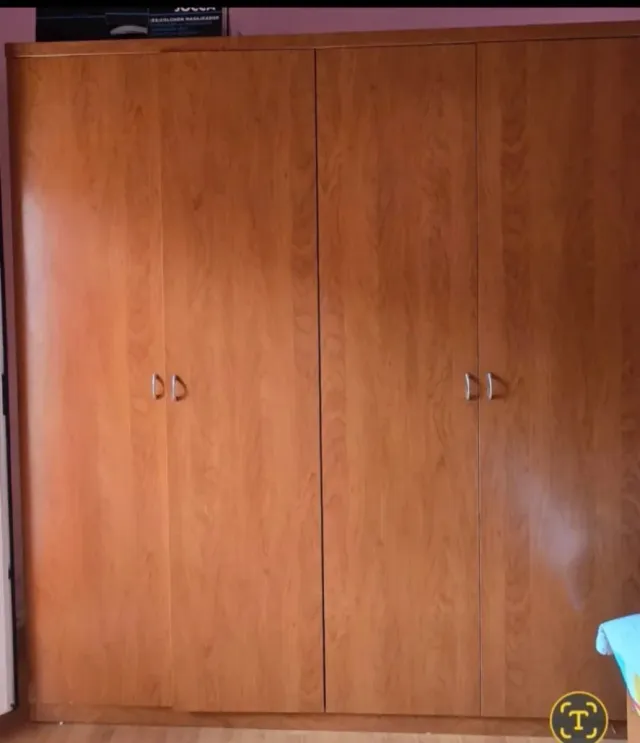 Armario grande de madera y cama