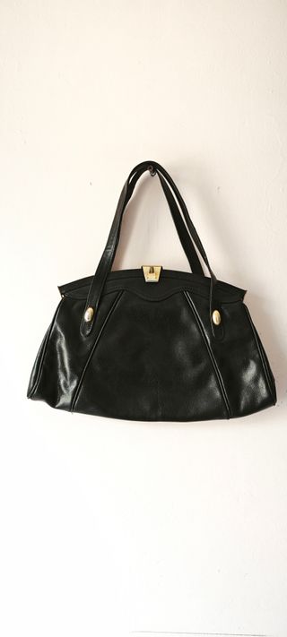 Elegante borsa nera con chiusura a gancio