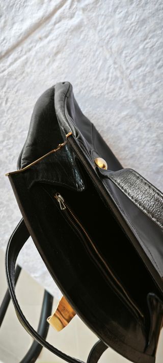 Elegante borsa nera con chiusura a gancio