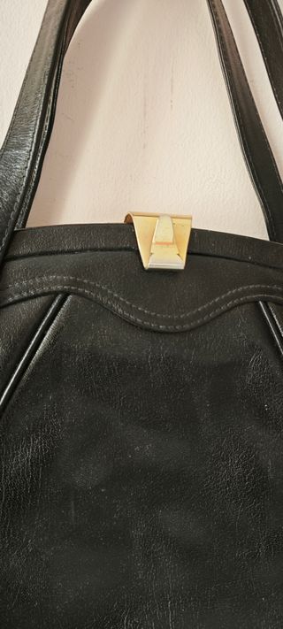 Elegante borsa nera con chiusura a gancio