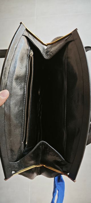 Elegante borsa nera con chiusura a gancio