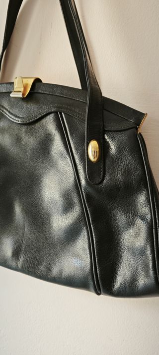 Elegante borsa nera con chiusura a gancio