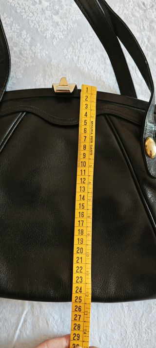 Elegante borsa nera con chiusura a gancio