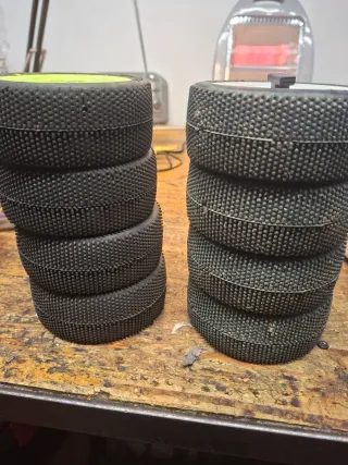 Gomme Hot Race 1/8 Buggy 2 treni