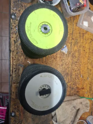 Gomme Hot Race 1/8 Buggy 2 treni