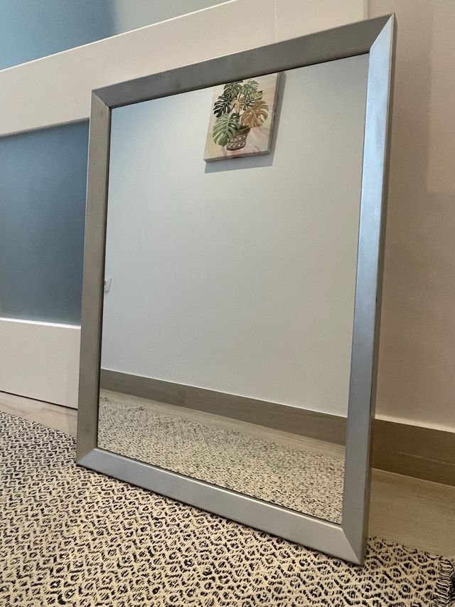 Specchio con cornice argentata