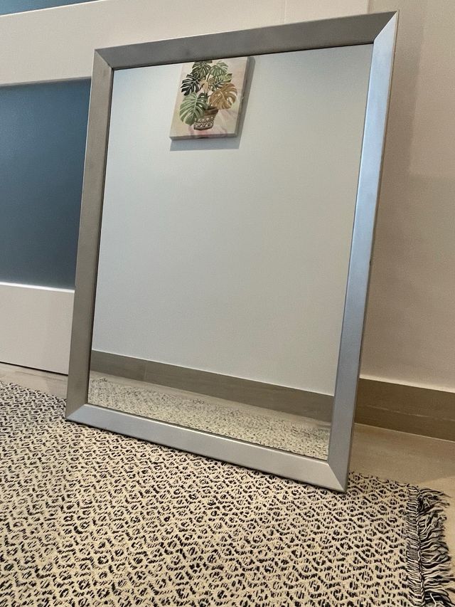 Specchio con cornice argentata