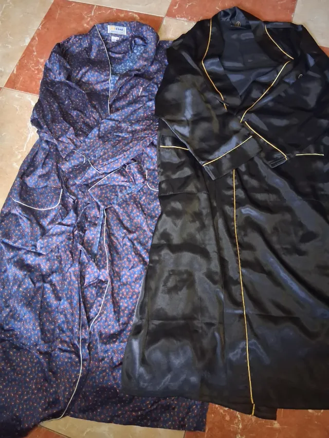 Camisones de seda con ribete dorado