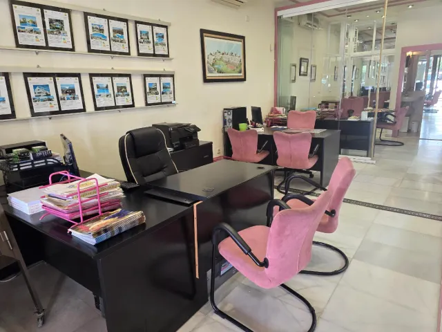 Escritório com lateral e gaveteiro suspenso