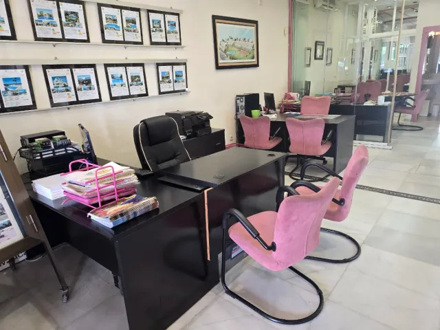 Escritório com lateral e gaveteiro suspenso