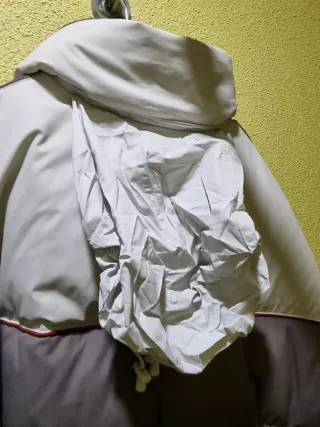 Abrigo Easy Wear de plumas.