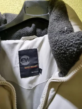 Abrigo Easy Wear de plumas.