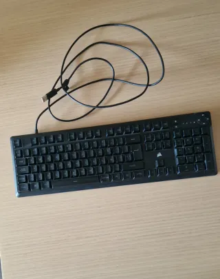 Teclado Corsair gaming USB con iluminación RGB