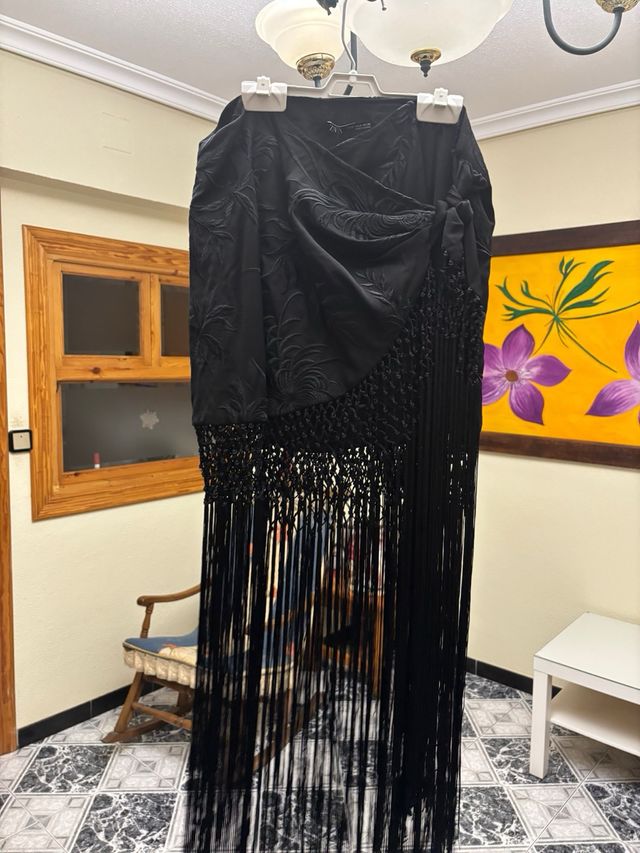 Falda negra de Zara bordada y con fleco