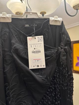 Falda negra de Zara bordada y con fleco