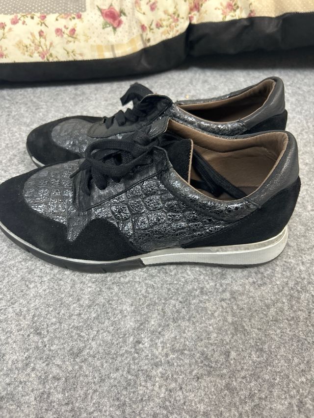 Zapatillas Mujer Negras y Plateadas