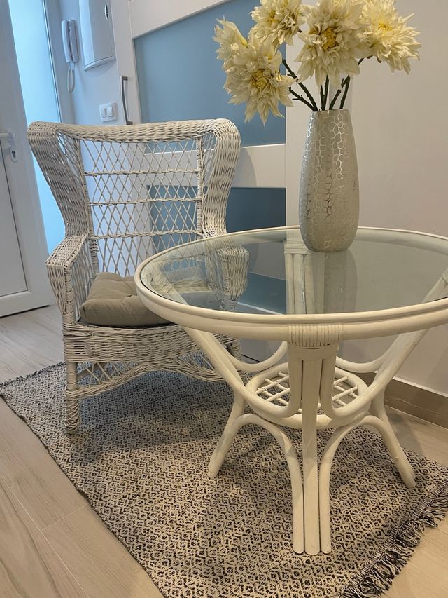 Mesa y sillón de mimbre blanco