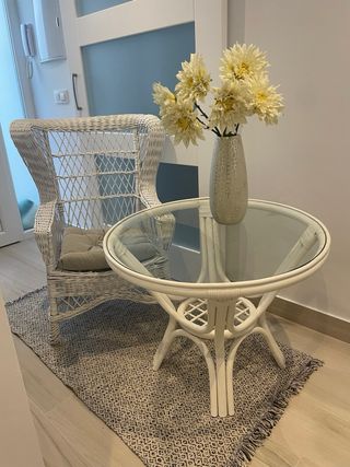 Mesa y sillón de mimbre blanco